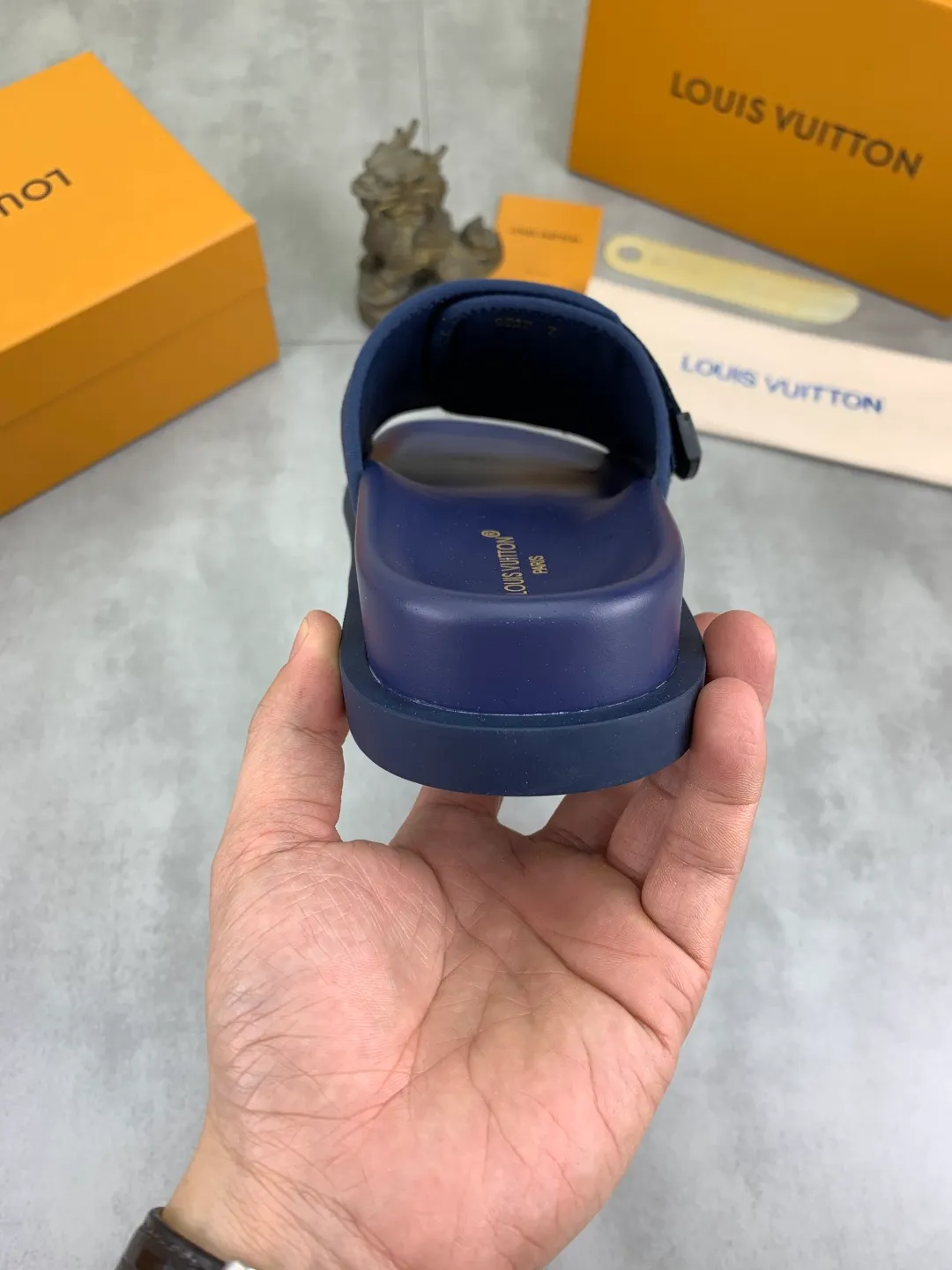 Men's shoes 💰P320💰【New style】🆘 Original quality 【LOUIS VUITTON】The popular Louis Vuitton LV men's slippers on the official website are on sale simultaneously! Original fabric imported from Italy, original factory special supply, code number: 38-44 (45 customized), many colors available